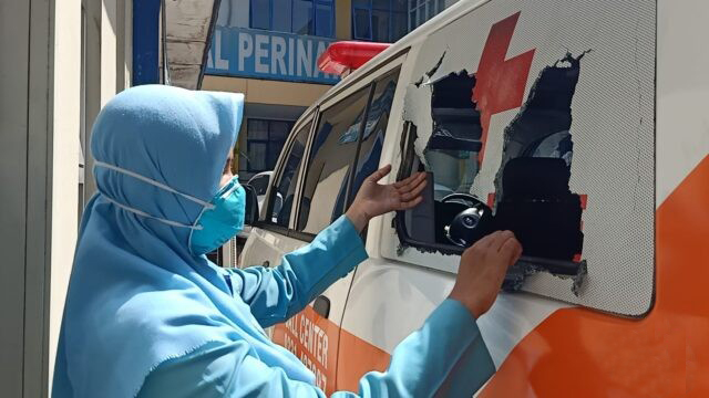 Mobil ambulans RS Bina Sehat Jember yang dirusak warga saat mengantarkan jenazah pasien covid-19.