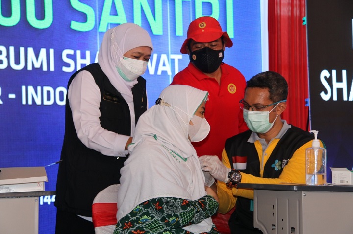Gubernur Jatim Khofifah saat meninjau vaksinasi massal di Pondok Pesantren Progressif Bumi Sholawat, Minggu (25/7/2021). SP/Sugeng Purnomo
