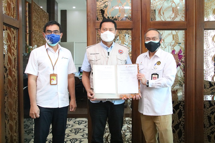 Kepala Perwakilan SKK Migas dan bupati menunjukan berita acara pelaksanaan sosialisasi kegiatan pengeboran sumur Kasuari Emas KSE-001. SP/MUHAJIRIN KASRUN