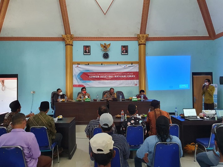 Perwakilan Pertamina EP saat menyampaikan sosialisasi di depan masyarakat. SP/IST