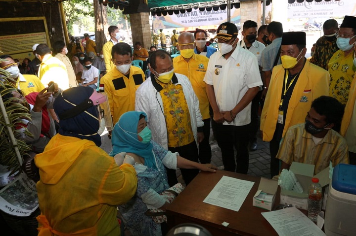 Vaksinasi Covid-19 di kantor DPD Partai Golkar Kabupaten Sidoarjo, Rabu (28/7/2021). SP/Sugeng Purnomo