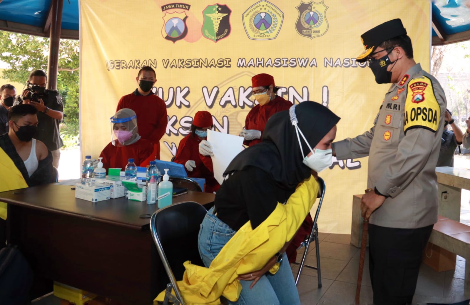 Kapolda Jatim Irjen Pol Nico Afinta melihat vaksinasi di universitas Bhayangkara, Kamis (29/7/2021)