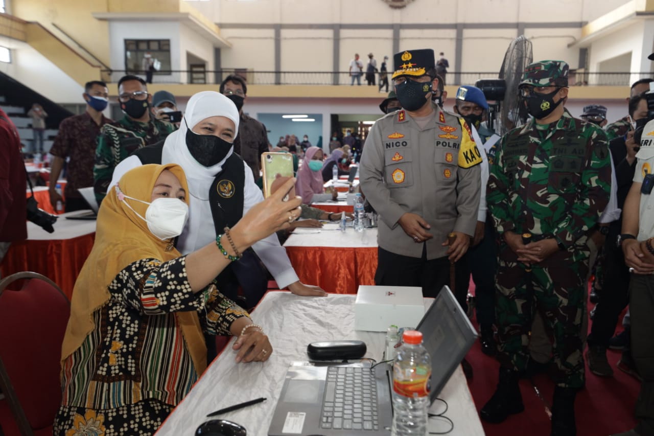 Gubernur Jatim Khofifah Indar Parawansa bersama Kapolda Jatim Irjen Pol Nico Afinta, Pangdam V Brawijaya Mayjen TNI Suharyanto, melihat vaksinasi di lapangan Thor, Kamis (29/7/2021)