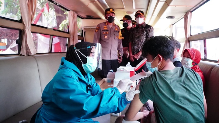 Kapolresta Sidoarjo Kombes Pol Kusumo Wahyu Bintoro bersama Bupati Sidoarjo Gus Muhdlor saksikan vaksinasi mobile presisi. SP/Sugeng Purnomo