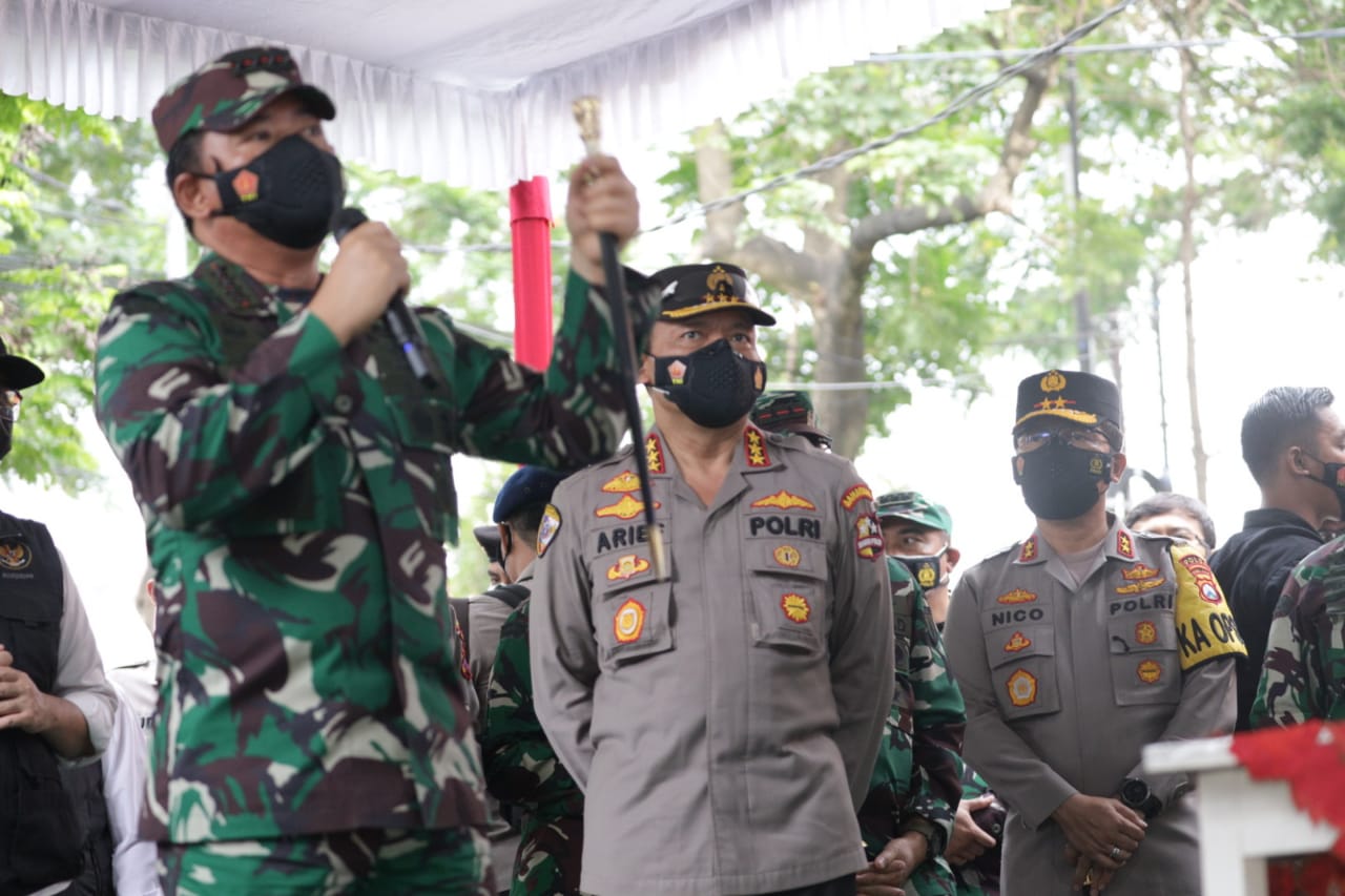 Panglima TNI Marsekal TNI Hadi Tjahjanto bersama Kabaharkam Polri Komjen Pol Arief, melakukan pengecekan aplikasi Silacak bagi warga terpapar Covid 19, Sabtu (31/7/2021)