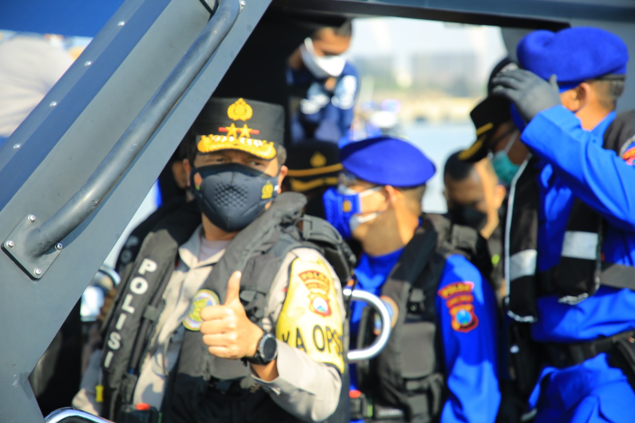 Kapolda Jatim Irjen Pol Nico Afinta bersama Ditpolair Kombes Pol Arnapi melihat vaksinasi di tengah laut, Selasa (3/8/2021)