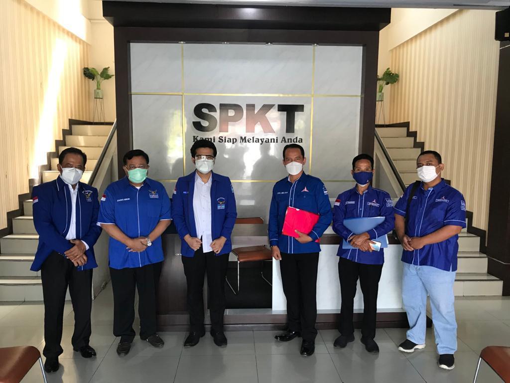 Pengurus DPD Demokrat Jatim mendatangi SPKT Polda Jatim melaporkan akun FB milik Budi Arie Setiadi ke SPKT Polda Jatim, Selasa (3/8/2021)