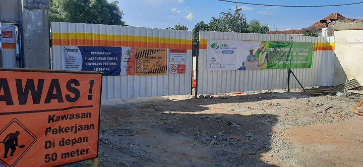 Halaman depan Proyek pembangunan Stasiun Pengisian Bahan Bakar Umum (SPBU) Shell Indonesia di Jalan Raya Simo Magersari, Kelurahan Simomulyo, Kecamatan Sukomanunggal. SP/Anggadia Muhammad 