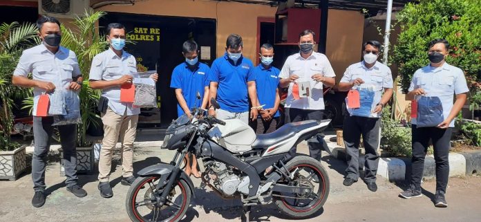 Tiga pelaku curanmor saat diamankan di Mapolres Pasuruan.