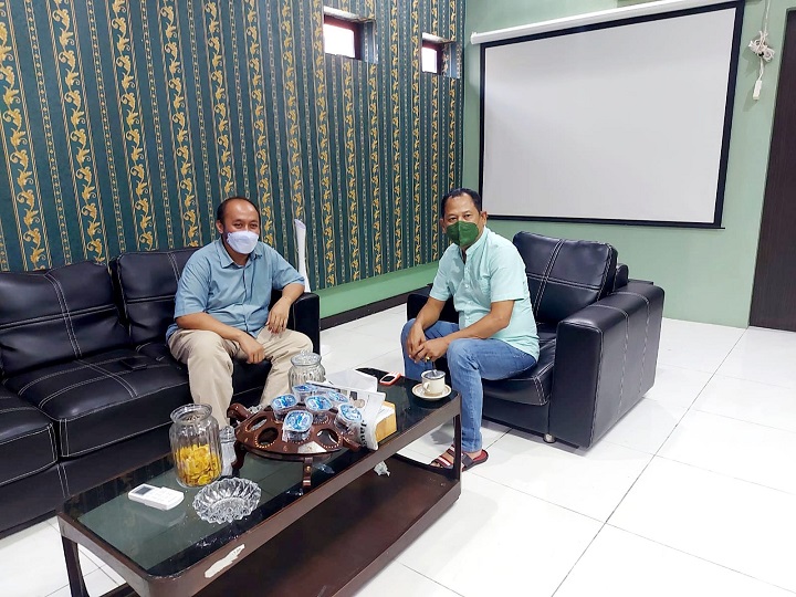 H. Abd Ghofur dan Debby Kurniawan jalin komunikasi sesama ketua partai di ruang kerja Ketua DPRD Lamongan. SP/IST