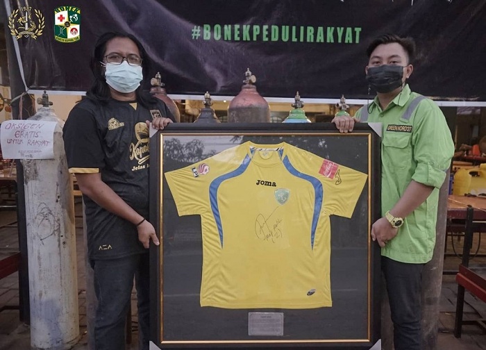 Jersey away Persebaya era Indonesia Premier League (IPL) yang dipakai oleh Mat Halil yang di lelang.SP/ANG