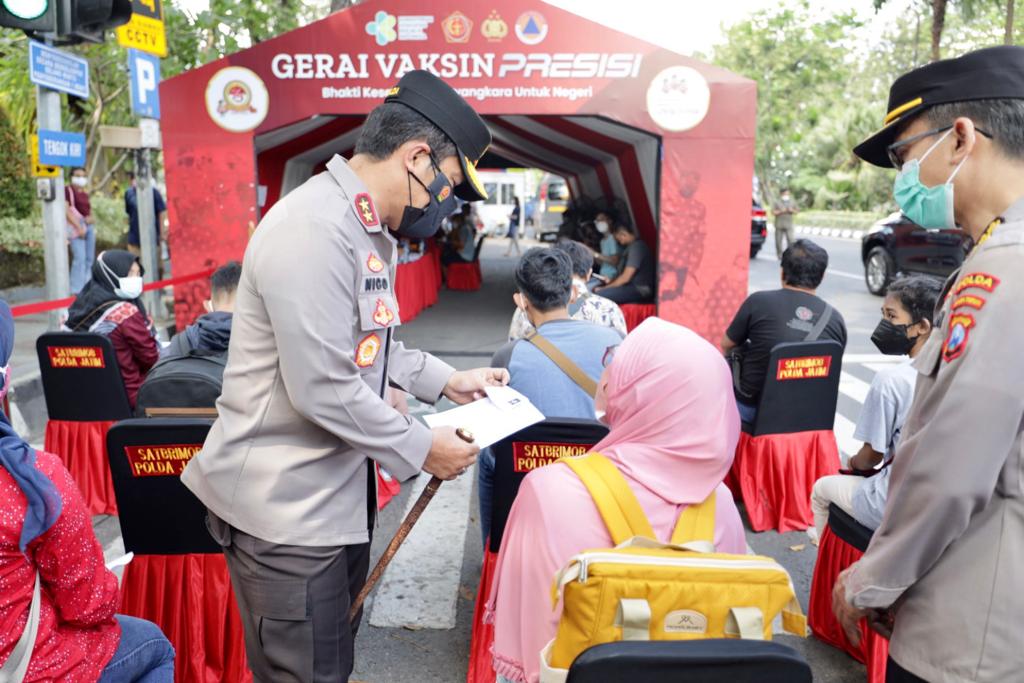 Kapolda Jatim Irjen Pol Nico Afinta bersama PJU sedang melihat jalan nya vaksinasi di Taman Bungkul, Kamis (5/8/2021)