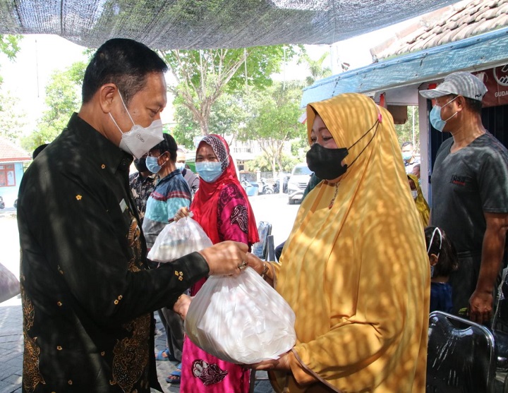 Bupati serahkan bantuan sembako ke pedagang di area komplek Makam Sunan Drajat Paciran Lamongan. SP/MUHAJIRIN KASRUN