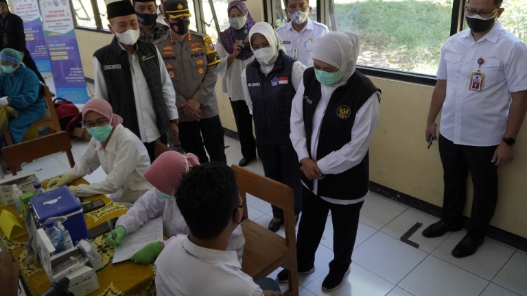 Gubernur Jatim, Khofifah Indar Parawansa saat meninjau vaksinasi siswa di Kota Mojokerto. SP/Dwy AS
