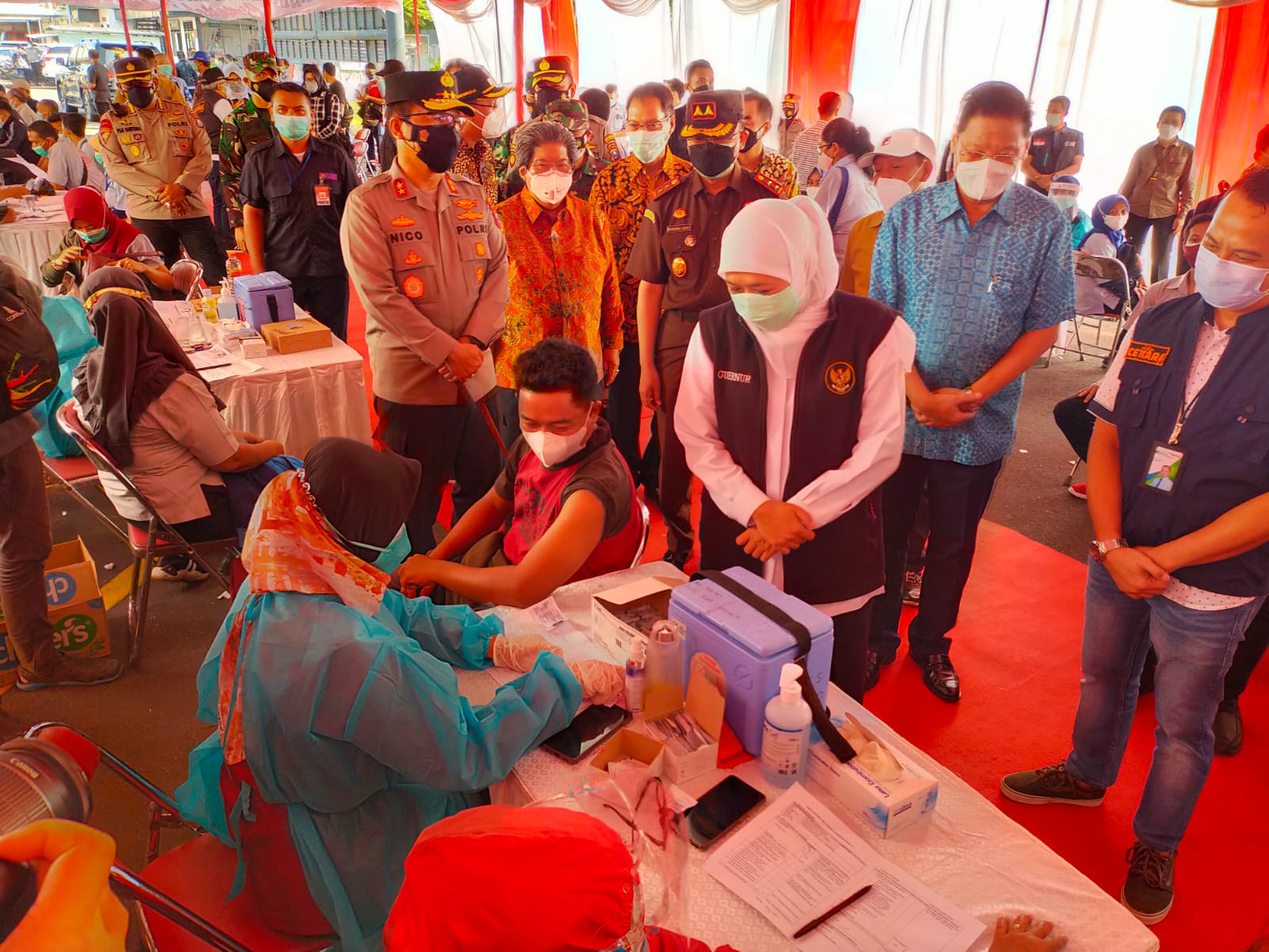 Gubernur Jatim Khofifah saat saksikan vaksinasi karyawan PT Maspion Group