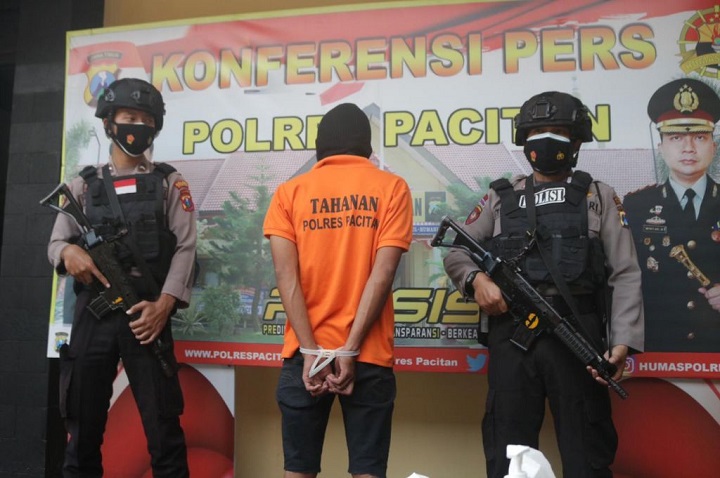 Irvana Muslim tersangka pembunuhan dihadirkan saat konferensi pers di Polres Pacitan.