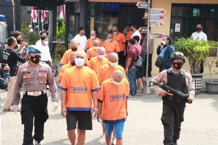 Para tersangka ledakan balon udara saat digelandang polisi.