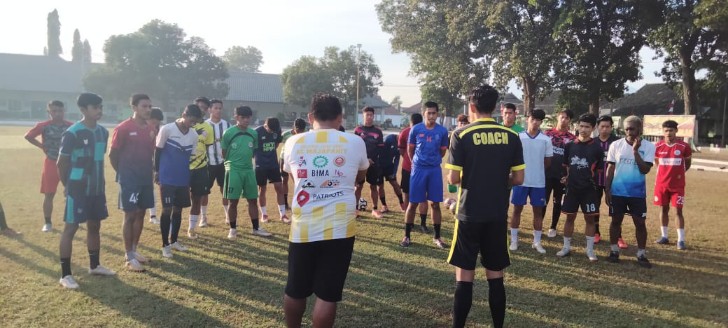 Tim AC Majapahit saat mengikuti sesi latihan. SP/Dwi AS