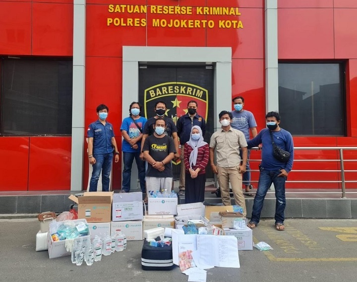 Pelaku (tengah depan) diamankan bersama sejumlah barang bukti. 