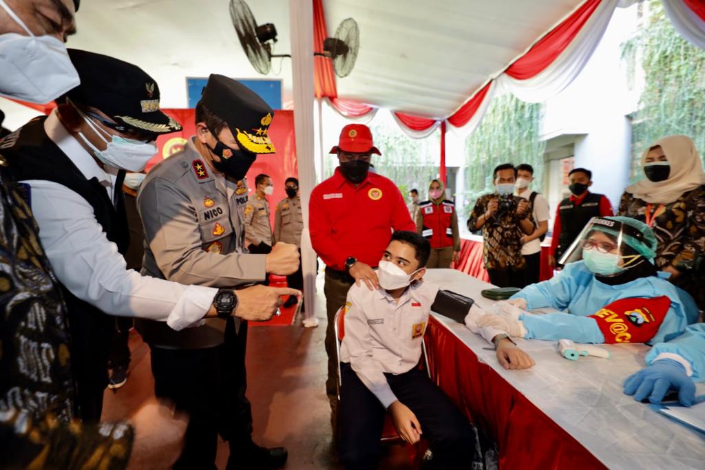Kapolda Jatim Irjen Pol Nico Afinta bersama Forkopimda Jatim melihat vaksinasi ke 2 di SMPN 1 yang merupakan sekolah pertama Kapolda Jatim, Kamis (12/8/2021)