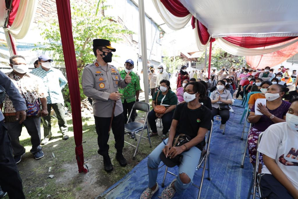 Kapolda Jatim Irjen Pol Nico Afinta berbincang dengan warga Papua yang akan divaksin, Kamis (12/8/2021)