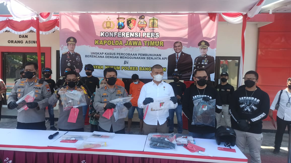 Kapolda Jatim Irjen Pol Nico Afinta bersama Dirreskrimum Polda Jatim Kombes Pol Totok Suharyanto realeas di Bangkalan Madura percobaan pembunuhan, Kamis (12/8/2021)