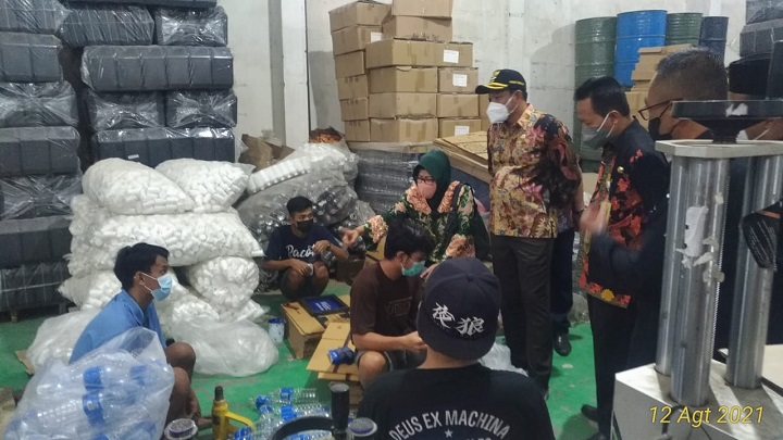 Wabup Sidoarjo saat mengunjungi pabrik keras ilegal. SP/Sugeng Purnomo