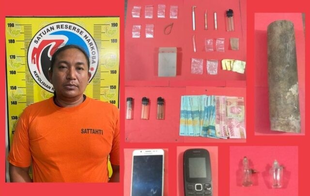 Pelaku berikut barang bukti yang berhasil diamankan polisi. 