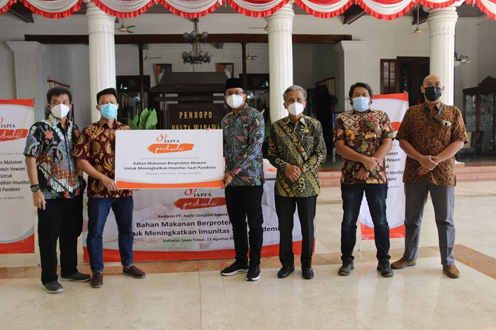 Rudy Alfianto Plan Manager PT. Ciomas Adisatwa Sidoarjo menyerahkan bantuan secara simbolis di Pendopo Delta Wibawa, Jumat (13/8/2021). SP/SUGENG