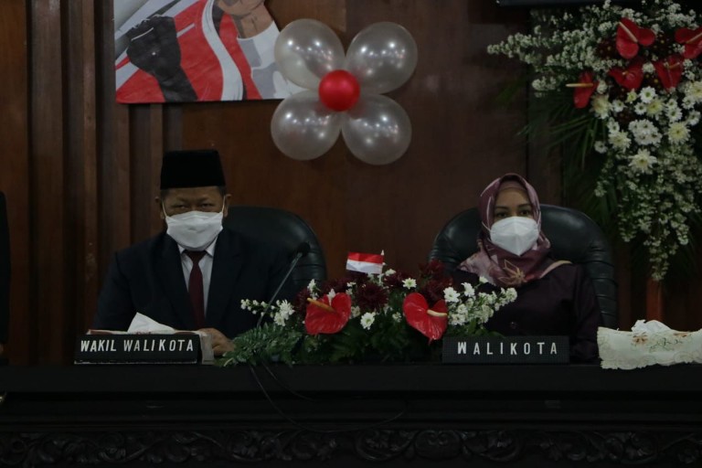 Wali Kota Mojokerto Ning Ita saat menghadiri paripurna mendengarkan pidato kenegaraan Presiden RI, di Gedung DPRD Kota Mojokerto, Senin (16/8/2021) pagi. SP/Dwy AS