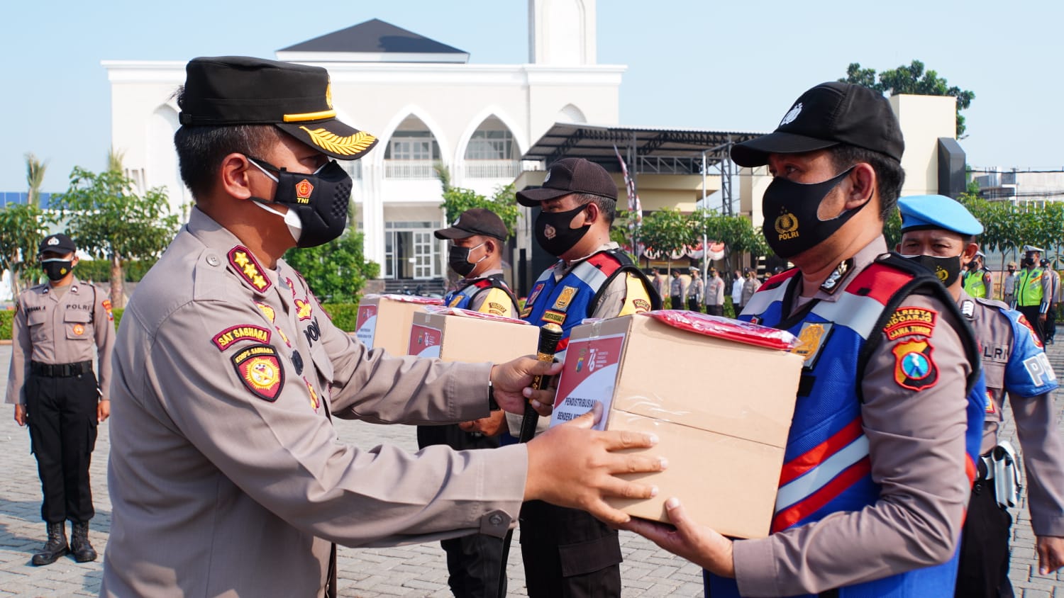 Kapolresta Sidoarjo Bagikan bantuan sosial dalam rangka hari kemerdekaan RI ke 76, Senin (16/8/2021)