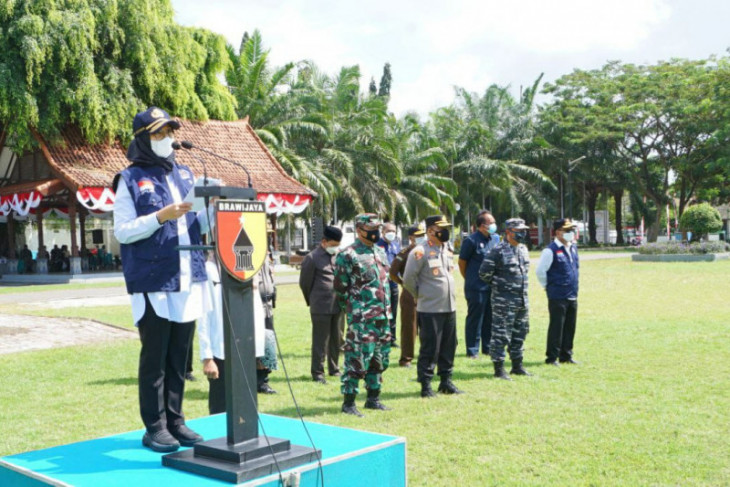  Bupati Banyuwangi Ipuk Fiestiandani Azwar Anas pimpin apel Gelar Pasukan Dalam Rangka Percepatan Pemindahan Pasien Isoman ke Isoter di Lapangan Taman Blambangan Banyuwangi, Rabu (18/8/2021). 