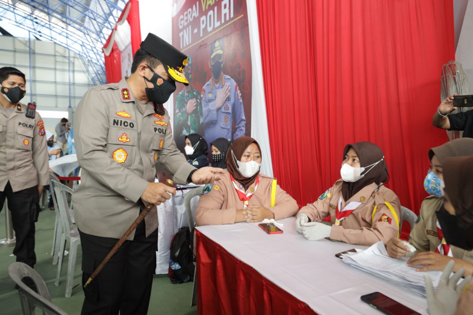 Kapolda Jatim Irjen Pol Nico Afinta melakukan pengecekan terhadap vaksin merdeka di Bojonegoro Minggu (22/8/2021)