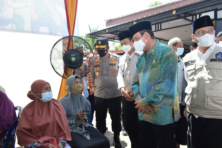Kepala BNPT Komjen Pol Boy Rafli Amar saat melihat langsung vaksinasi di YLP Desa Tenggulun Kec Solokuro Lamongan. SP/MUHAJIRIN KASRUN
