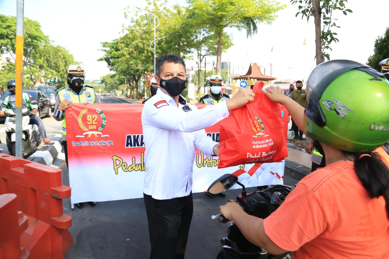 Mengabdi untuk negeri ke 29,  Batalyon Pratisarawirya, Akademi Kepolisian (Akpol) 1992 bertajuk "Peduli Berbagi Untuk Negeri", melakukan gelar bakti sosial dengan berbagai kegiatan di Monumen Tugu Pahlawan Surabaya, Senin (23/8/2021). 