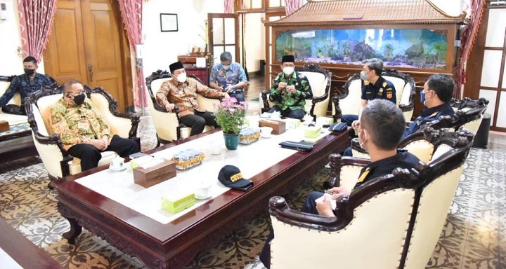 Bupati Sidoarjo H. Ahmad Muhdlor Ali (Gus Muhdlor) dan Kepala Kantor Bea dan Cukai Wilayah Jawa Timur 1, Padmoyo Tri Wikanto serta perwakilan dari pengusaha rokok Sidoarjo saat menggelar pertemuan.