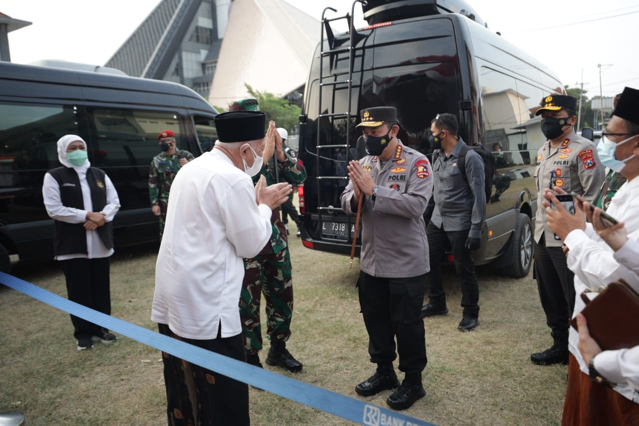 Kapolri Jenderal Pol Listyo Sigit Prabowo dan Panglima TNI Marsekal TNI Hadi Tjahjanto berkunjung ke ponpes tebu Ireng, Jombang, Rabu (25/8/2021)