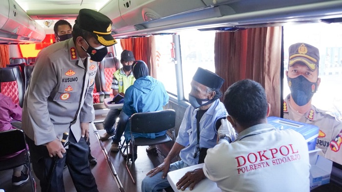 Kapolresta Kombes Pol. Kusumo Wahyu Bintoro didampingi Waka Polresta AKBP Deny Agung Andriana mengecek pelaksanaan Vaksinasi Mobile Merdeka Semeru Polresta Sidoarjo dan sosialisasi penggunaan aplikasi Peduli Lindungi,  Rabu (25/8/2021).SP/SUGENG