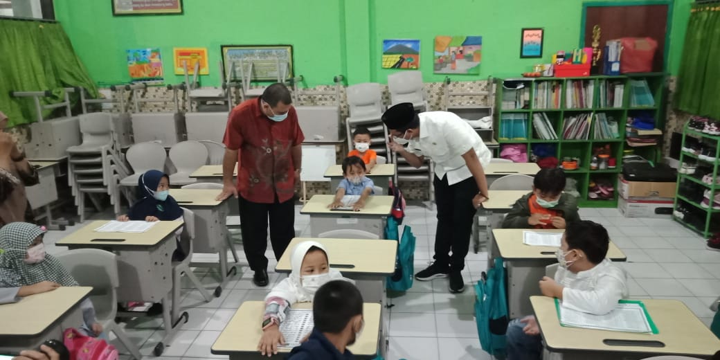 Bupati Sidoarjo langsung melakukan peninjauan, melihat kondisi Simulasi PTM di Madrasah Ibtidaiyah Muslimat NU Pucang Sidoarjo, Jumat (27/8/2021) tadi pagi. SP/GELORAJATIM