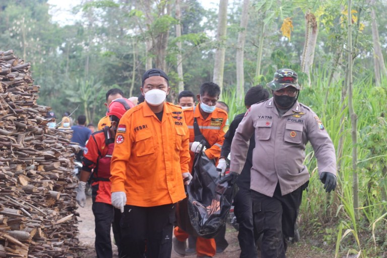 Petugas mengevakuasi jenazah korban. SP/Hadi Lestariono