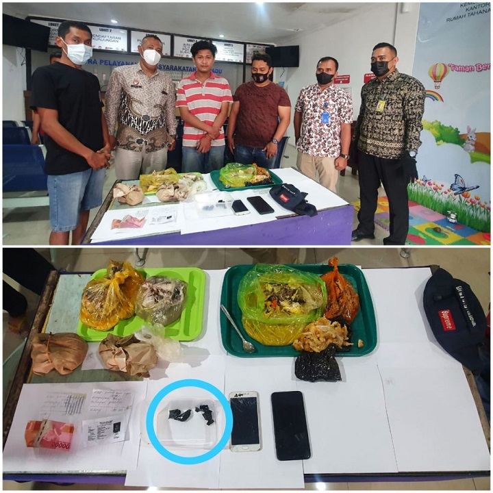 Petugas Rutan Lapas Cerme beserta Anggota Reskrim Polsek Cerme saat mengamankan pelaku beserta barang bukti ikan yang membawa sabu ke dalam Rutan.