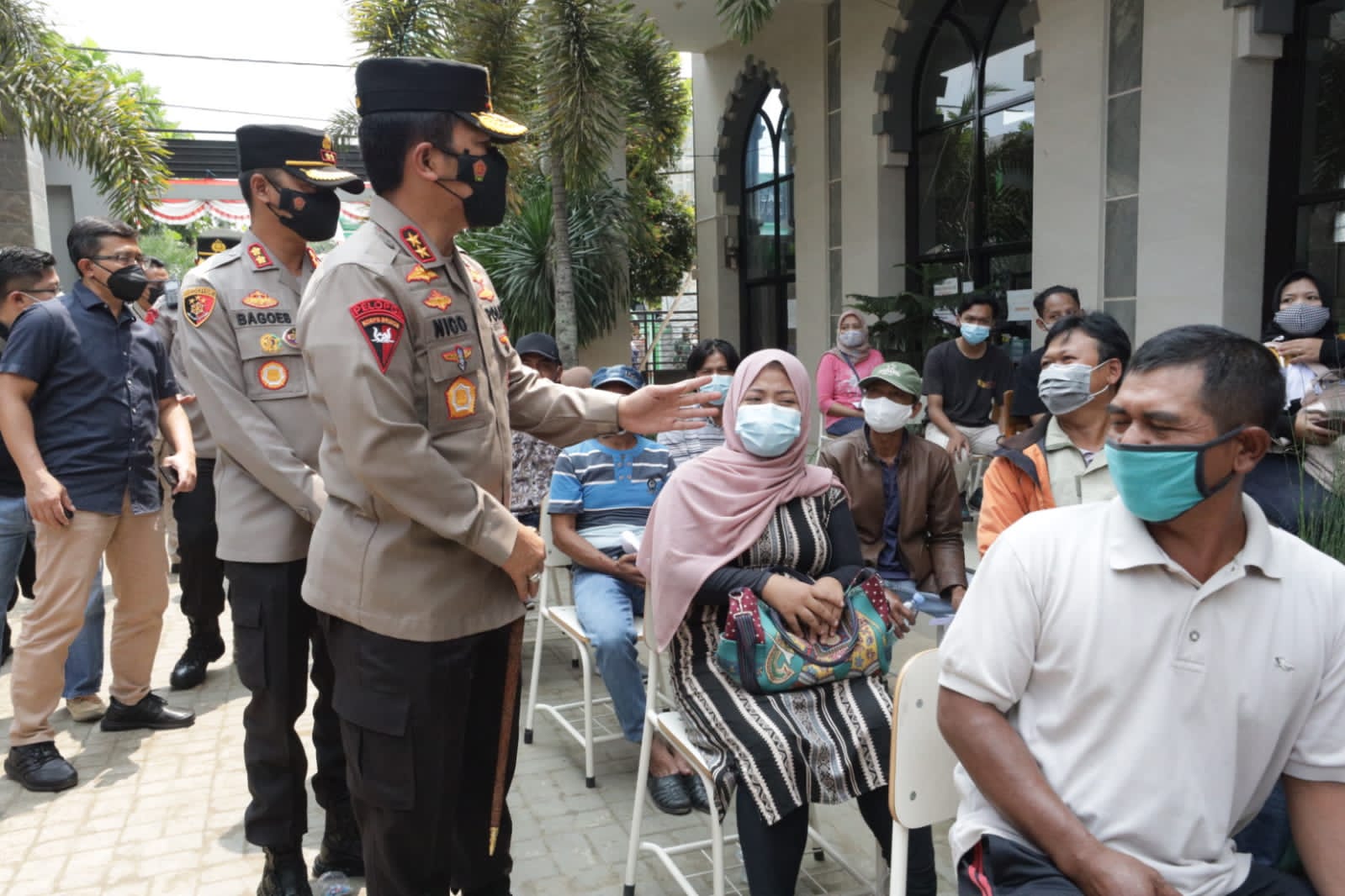 Kapolda Jatim Irjen Pol Nico Afinta sedang berbicara dengan warga yang akan divaksin di NUIS Malang, Minggu (29/8/2021)