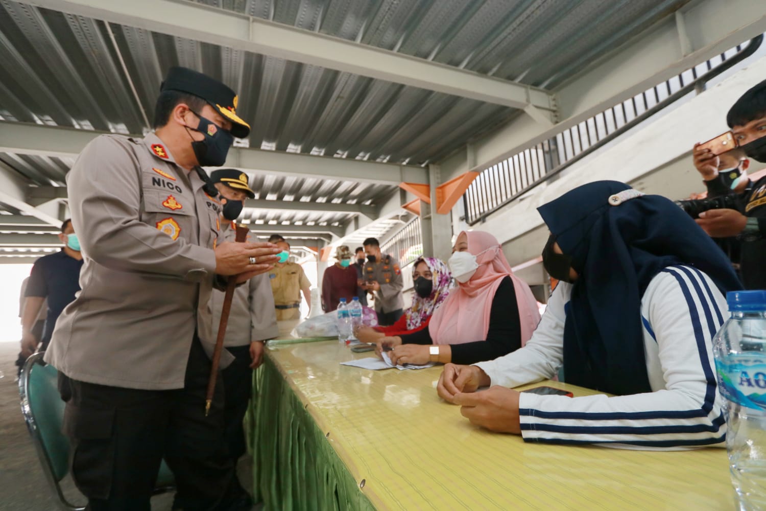 Kapolda Jatim Irjen Pol Nico Afinta sedang melakukan pengecekan mobil vaksin cepat, Selasa (31/8/2021)