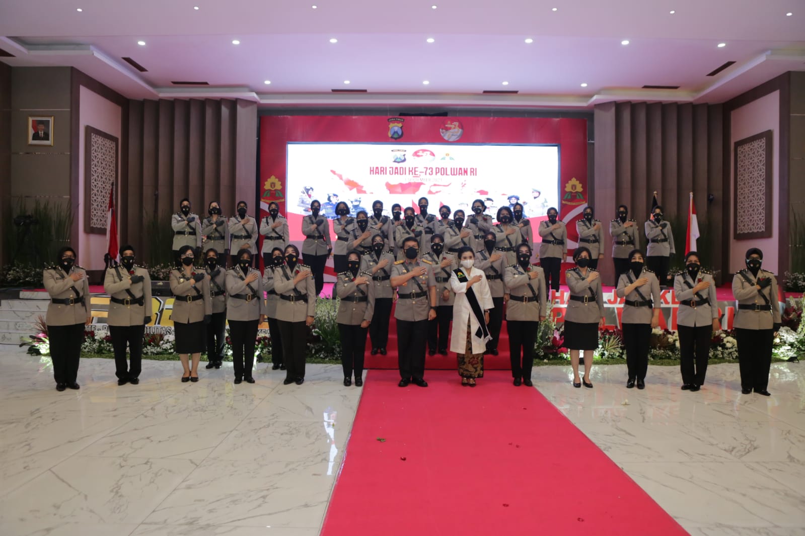 Kapolda Jatim Irjen Pol Nico Afinta melakukan sesi foto usai mengikuti HUT Polwan ke 73 di gedung Mahameru, Rabu (1/9/2021)