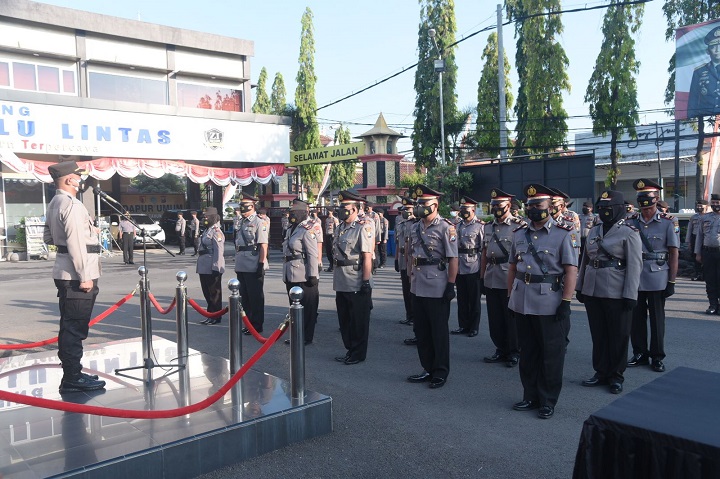 Kapolres Lamongan memimpin Sertijab. SP/MUHAJIRIN KASRUN