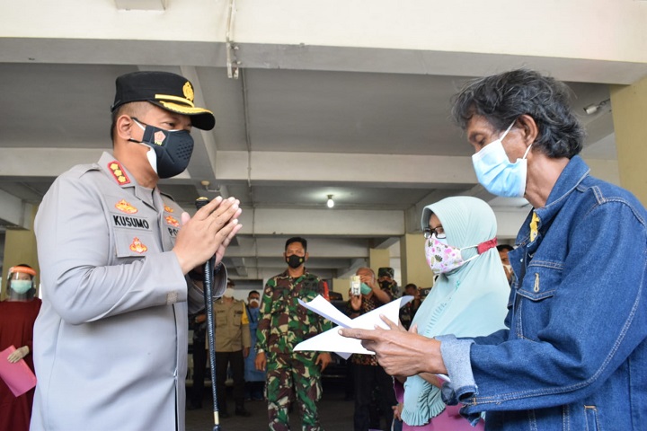 Kapolresta Sidoarjo saat memulangkan warga yang sudah sembuh dari covid-19 dari tempat isoter. SP/Sugeng Purnomo