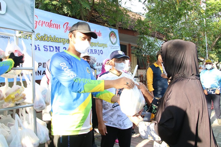 Bupati memberikan sembako sambil bersosialisasi ajakan untuk vaksin. SP/MUHAJIRIN KASRUN