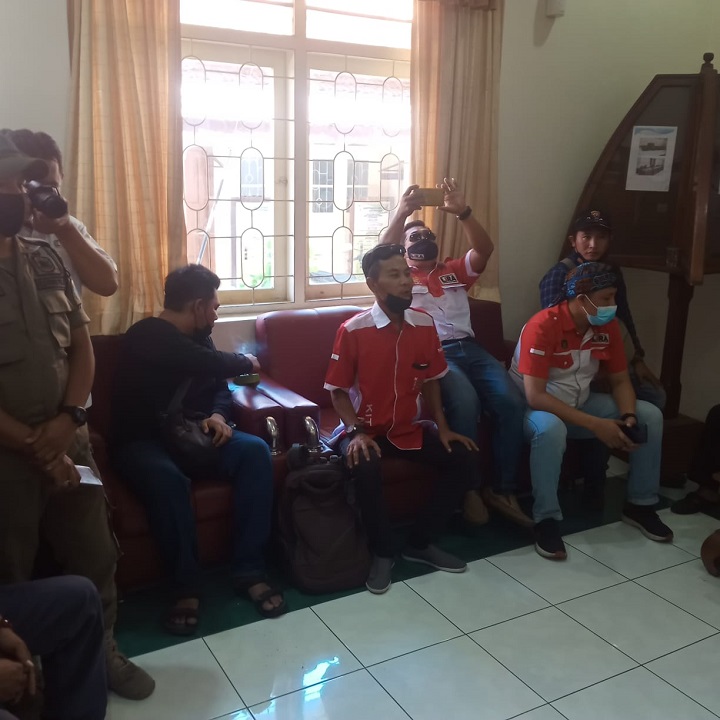 Tampak Suasana LSM berikan tembusan Somasi. SP/KURNIAWAN