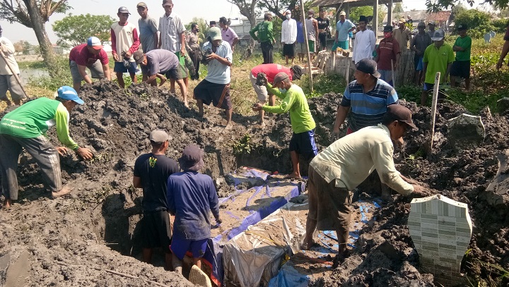 Warga bergotong royong melakukan pemindahan 5 jenazah di makam umum Dusun setempat. SP/MUHAJIRIN KASRUN