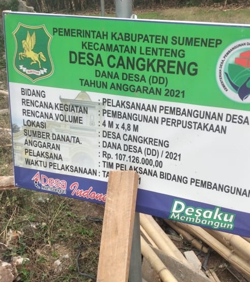 Banner prasasti pembangunan Gedung perpustakaan Desa Cangkreng kec. Lenteng Kab. Sumenep. SP/Ainur Rahman
